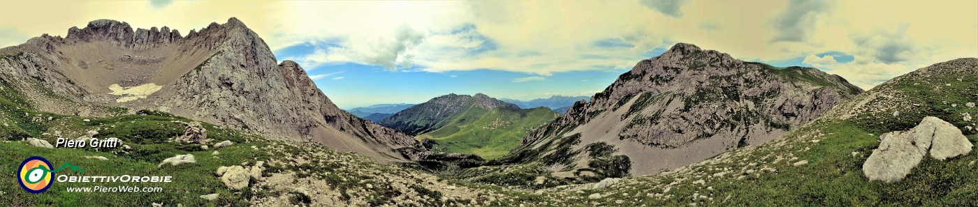 43 Panoramica da quota 2160 presso Passo  Corna Piana verso Arera , Menna, Corna Piana.jpg